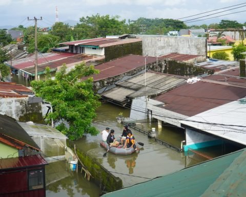 Warga di Blok 8, Perumnas Antang, Kecamatan Manggala, memakai perahu karet menyusuri genangan banjir/Muh. Syawal - Bollo.id