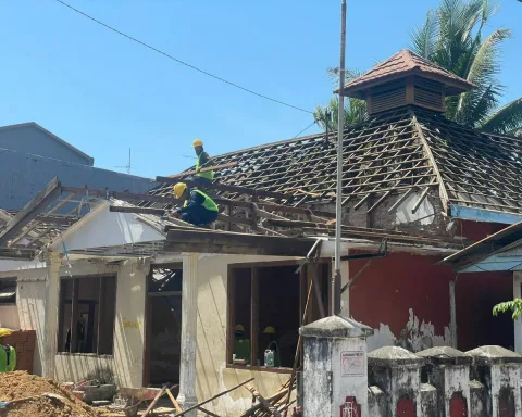 Pada 26 September 2023, gedung di jalan Sultan Hasanuddin, Kabupaten Maros itu, akhirnya hanya menyisakan rangka. Atap dan beberapa dindingnya sudah dirobohkan. Sebuah bangunan yang seharusnya menjadi penanda perjalanan kabupaten ini. Sebuah tempat yang menjadi tangga perjalanan pemerintahan awal wilayah ini/Dok. Aliansi Peduli Budaya Maros.