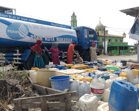 Warga Lantebung sedang antri air/Ade Saskia