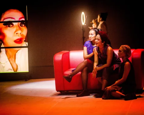 Salah satu adegan pada teater Waktu Batu. Rumah yang Terbakar yang menunjukkan silang media. Foto: Agus Linting