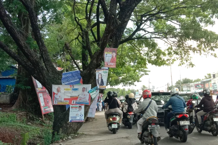 Potret spanduk kampanye paku pohon di sejumlah ruas jalan di Kota Makassar/A Nur Ismi/Bollo.id