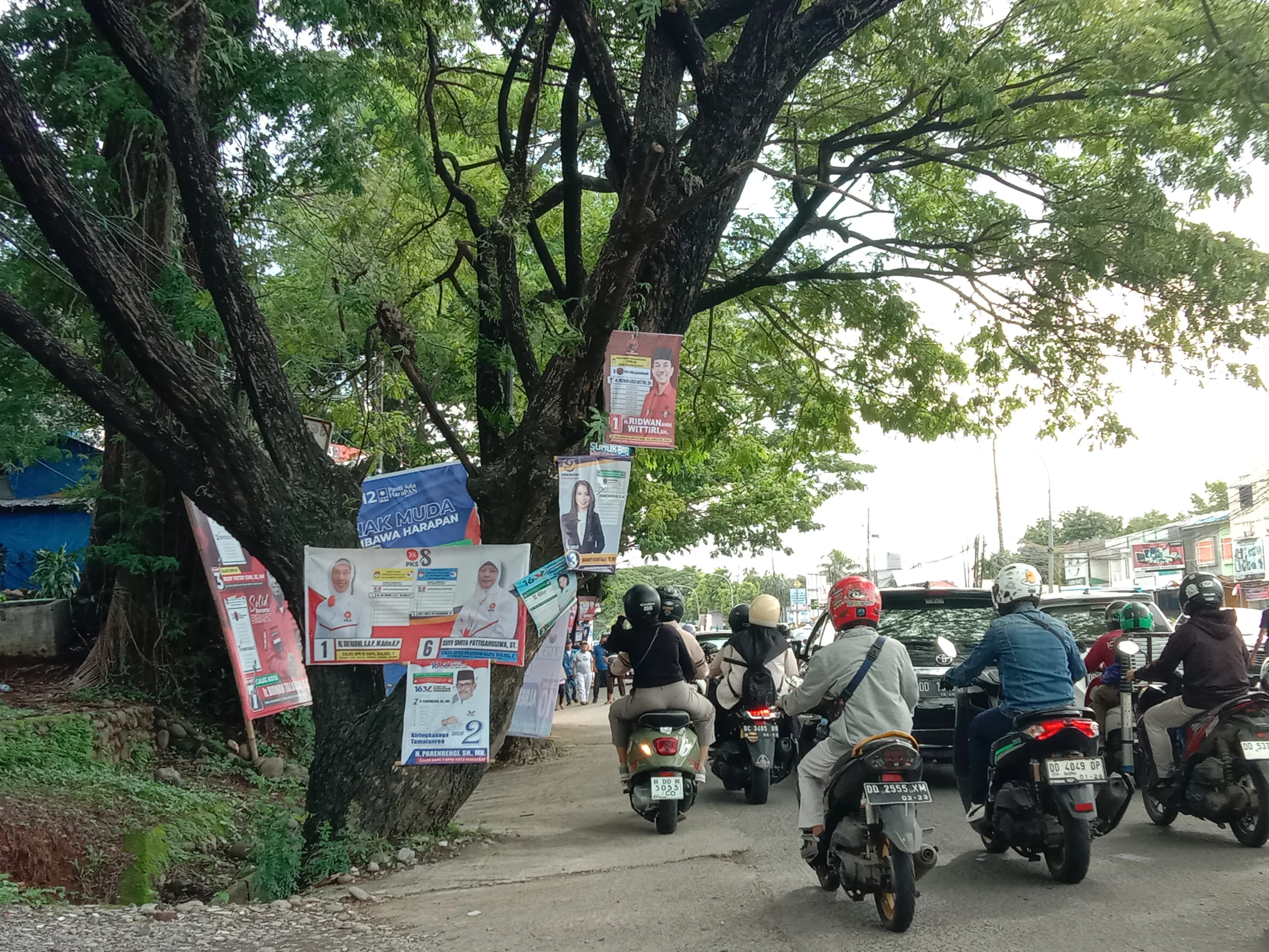 Potret spanduk kampanye paku pohon di sejumlah ruas jalan di Kota Makassar/A Nur Ismi/Bollo.id