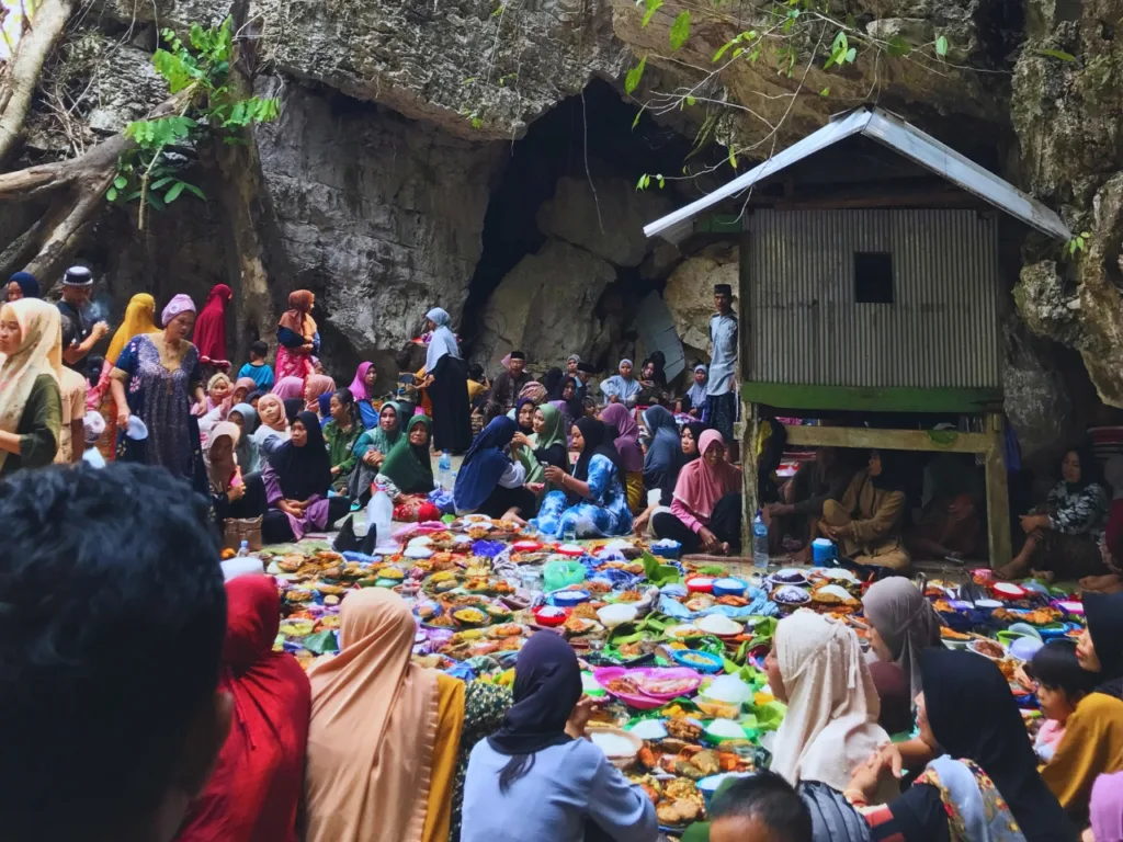 Kamis 9 November 2023, sebelum menyambut akhir tahun, adalah kesepakatan hari baik yang sudah ditentukan oleh para tetua Kampung Salomatti. Setiap masyarakat membawa makanan serta beraneka ragam kue khas Bugis-Makassar/Yohanes B/Bollo.id