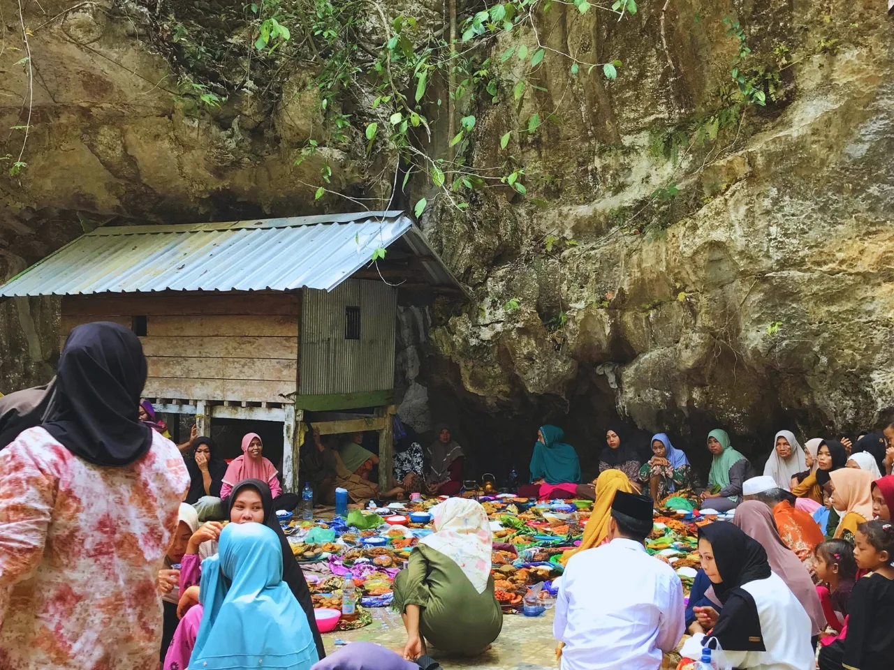 Kamis 9 November 2023, sebelum menyambut akhir tahun, adalah kesepakatan hari baik yang sudah ditentukan oleh para tetua Kampung Salomatti. Setiap masyarakat membawa makanan serta beraneka ragam kue khas Bugis-Makassar/Yohanes B/Bollo.id