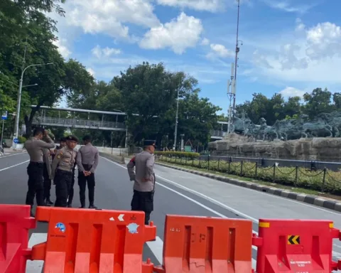 Polisi memblokade peserta mimbar bebas Forum Anomali menuju gedung MK, Jakarta (02/02)/Dok. Amnesty International Indonesia