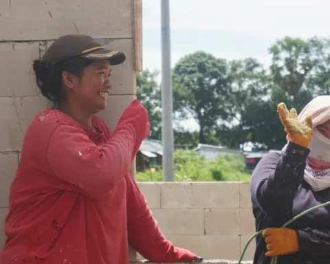 Di Makassar, perempuan perantau Kajang umumnya bekerja jadi kuli bangunan/A. Nur Ismi/Bollo.id