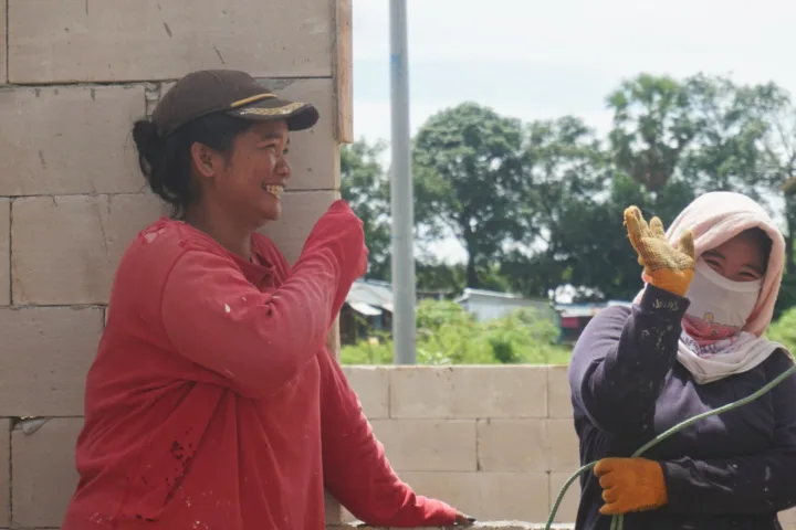 Di Makassar, perempuan perantau Kajang umumnya bekerja jadi kuli bangunan/A. Nur Ismi/Bollo.id