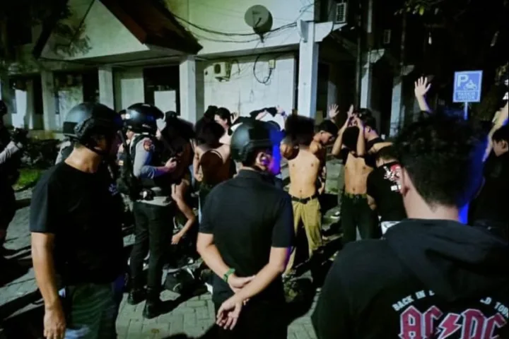 Massa yang tidak dikenal memicu penyerbuan polisi ke kampus Universitas Negeri Makassar/Dok. KERABAT