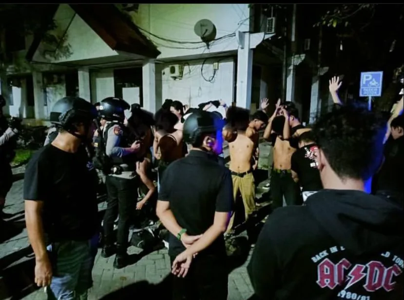 Massa yang tidak dikenal memicu penyerbuan polisi ke kampus Universitas Negeri Makassar/Dok. KERABAT