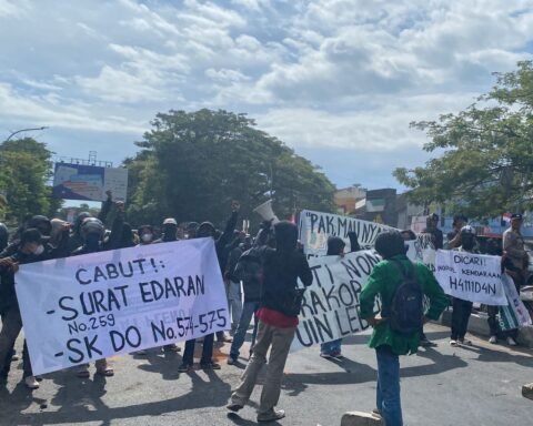 Aksi demonstrasi mahasiswa dari gabungan fakultas di Universitas Islam Negeri Alauddin Makassar (UINAM) berakhir dengan penangkapan oleh aparat kepolisian pada Senin, 5 Agustus 2024, siang hari./Sumber: Istimewa