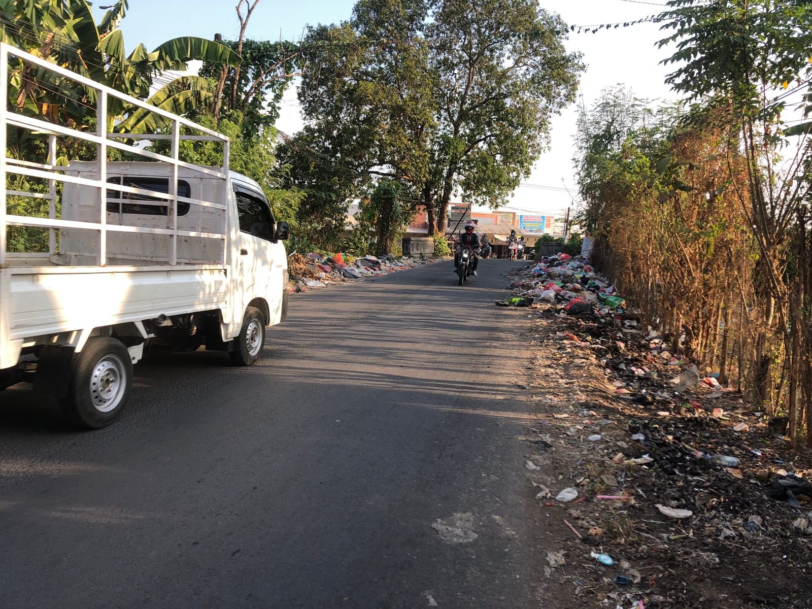 Potret sampah di pinggir jalan di Kecamatan Moncongloe, Maros/Sahrul Ramadan/Bollo.id