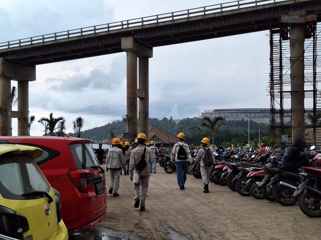 Potret aktivitas para pekerja di kawasan PLTU IMIP/Muh Aidil/Bollo.id