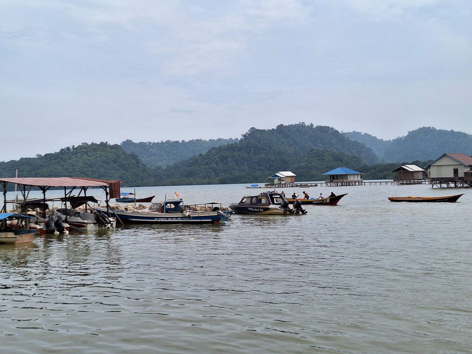 Potret lingkungan di Desa Bete-bete dan kondisi air laut yang keruh/Muh Aidil/Bollo.id