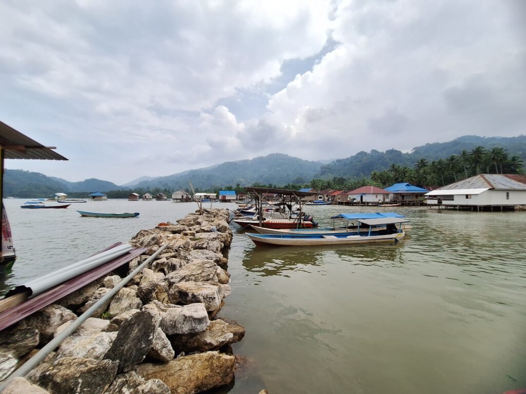 Potret lingkungan di Desa Bete-bete dan kondisi air laut yang keruh/Muh Aidil/Bollo.id