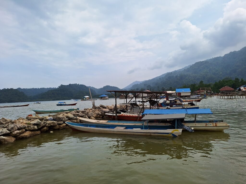 Potret lingkungan di Desa Bete-bete dan kondisi air laut yang keruh/Muh Aidil/Bollo.id