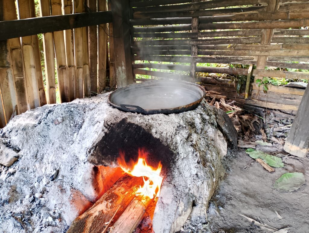 Proses memasak gula merah di Desa Manuju, Kabupaten Gowa/Nur Alamsyah, Muhammad Edi, Hasrullah/Bollo.id