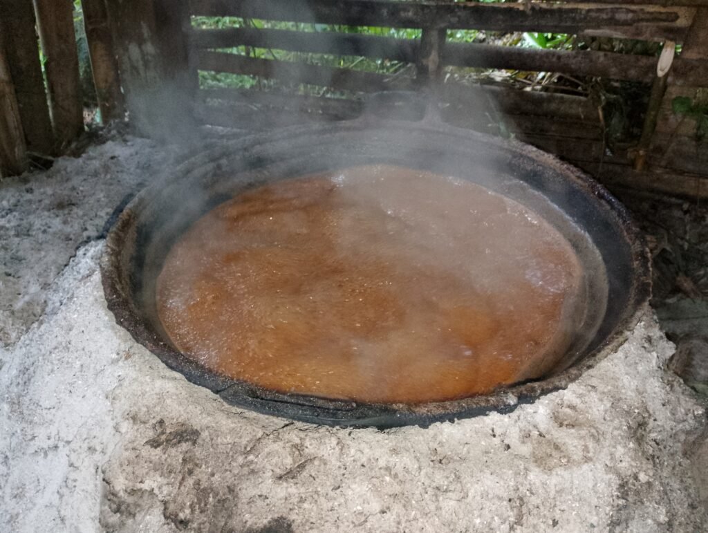 Proses memasak gula merah di Desa Manuju, Kabupaten Gowa/Nur Alamsyah, Muhammad Edi, Hasrullah/Bollo.id