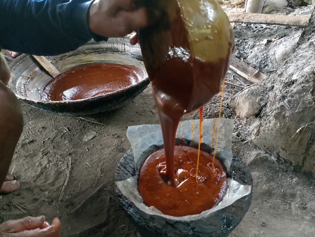 Proses memasak gula aren di Desa Manuju, Kabupaten Gowa/Nur Alamsyah, Muhammad Edi, Hasrullah/Bollo.id