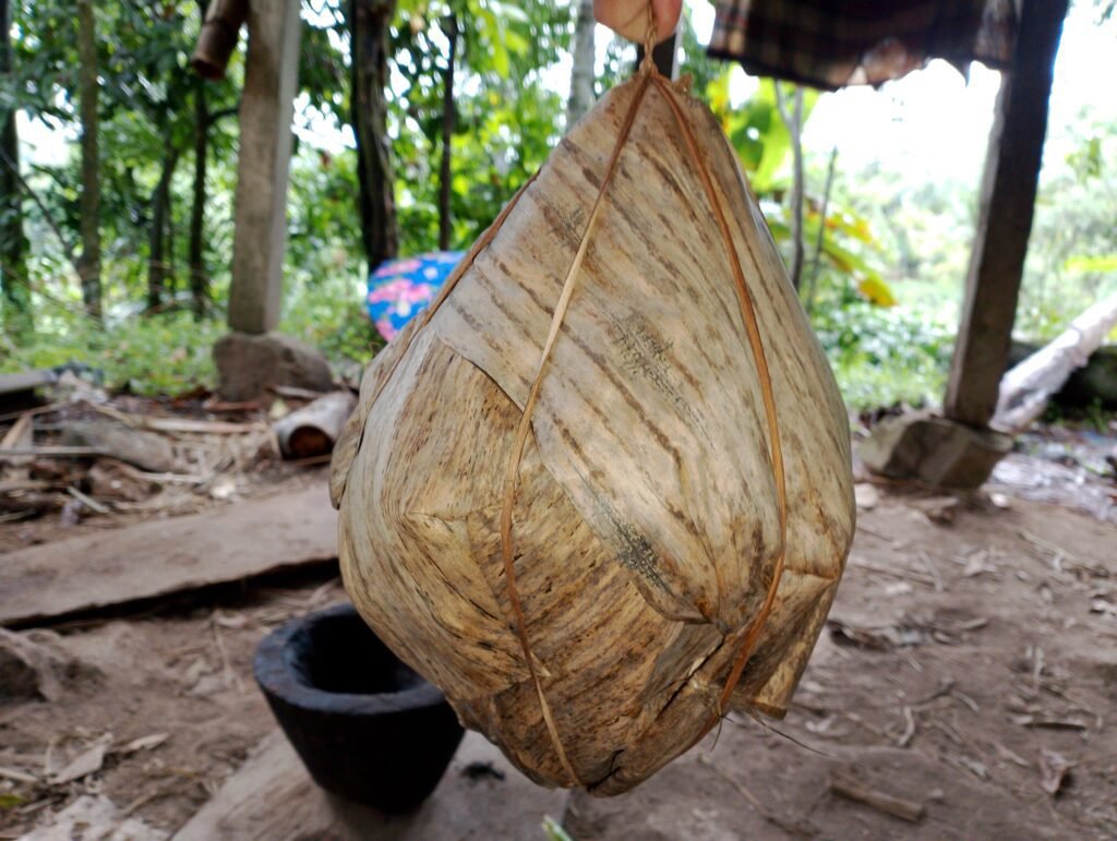 Gula aren dari Desa Manuju, Gowa yang telah dikemas pakai daun pisang kering/Nur Alamsyah, Muhammad Edi, Hasrullah/Bollo.id