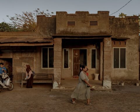 Salah satu rumah warga yang diselimuti debu berwarna kemerahan di sekitar areal industri smelter Huadi Group, Kawasan Industri Bantaeng. Setiap hari warga harus membersihkan debu tebal di teras rumahnya. Bukan hanya pada lantai rumah, bahkan atap rumah warga sampai berwarna merah karena tebalnya debu tersebut/Iqbal Lubis untuk Bollo.id