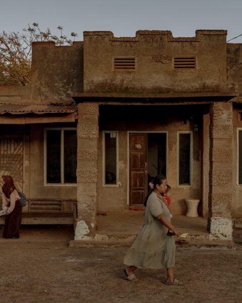 Salah satu rumah warga yang diselimuti debu berwarna kemerahan di sekitar areal industri smelter Huadi Group, Kawasan Industri Bantaeng. Setiap hari warga harus membersihkan debu tebal di teras rumahnya. Bukan hanya pada lantai rumah, bahkan atap rumah warga sampai berwarna merah karena tebalnya debu tersebut/Iqbal Lubis untuk Bollo.id