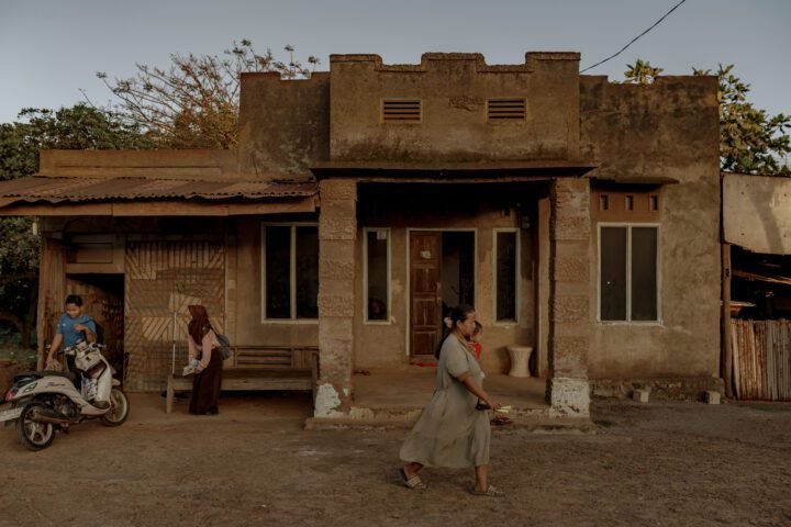 Salah satu rumah warga yang diselimuti debu berwarna kemerahan di sekitar areal industri smelter Huadi Group, Kawasan Industri Bantaeng. Setiap hari warga harus membersihkan debu tebal di teras rumahnya. Bukan hanya pada lantai rumah, bahkan atap rumah warga sampai berwarna merah karena tebalnya debu tersebut/Iqbal Lubis untuk Bollo.id