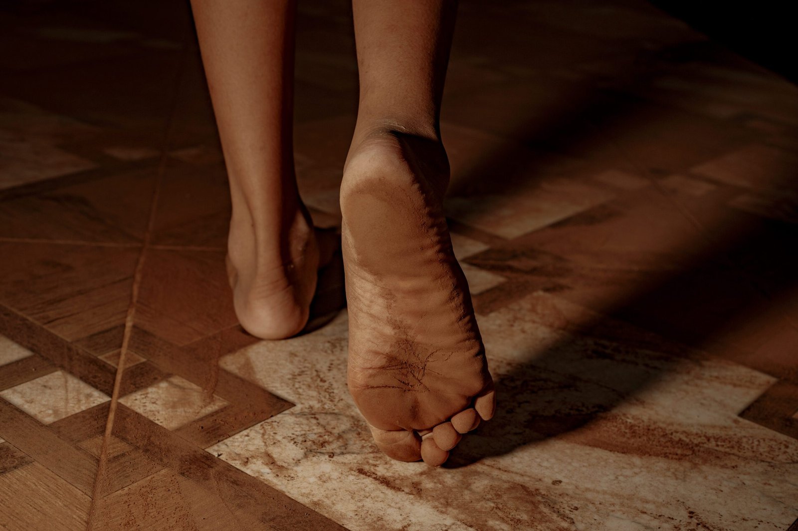 Polusi debu menempel di kaki warga saat melintas di halaman. Kondisi seperti ini dirasakan masyarakat Papan Loe dan Barang loe hampir setiap harinya akibat adanya aktivitas industri smelter tidak hanya debu, bau tak sedap serta sesak juga menjadi keluhan masyarakat sekitar smelter milik PT Huadi Group/Iqbal Lubis untuk Bollo.id