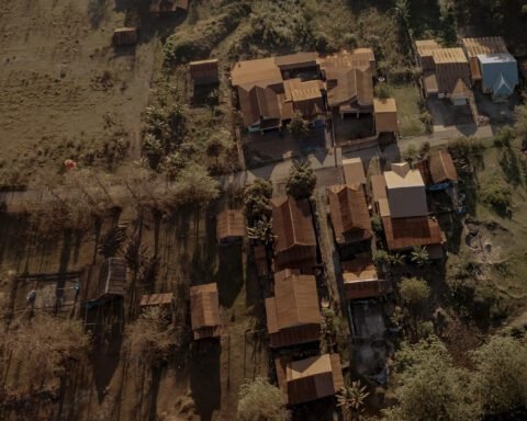 Pemandangan dari udara pemukiman warga di desa Papan Loe yang terdampak debu berwarna kemerahan dari industri smelter milik PT Huadi Nikel Group/Iqbal Lubis untuk Bollo.id