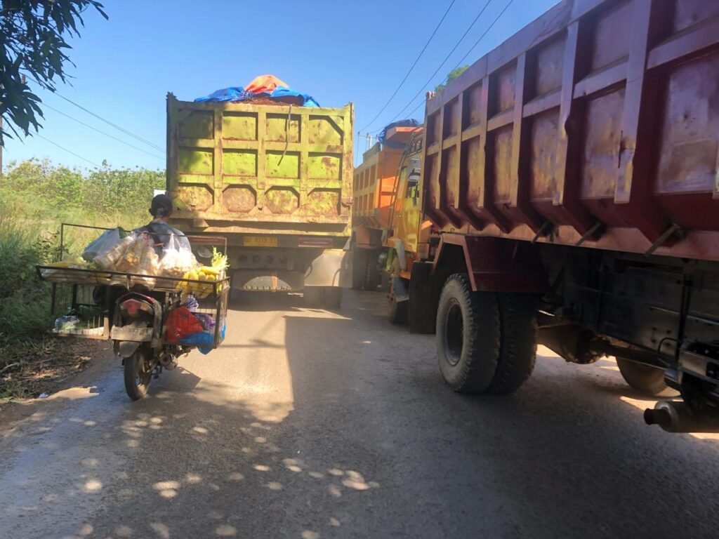 Potret aktivitas truk material tambang saat melintas di jalan poros Moncongloe Bulu, Maros/Bollo.id