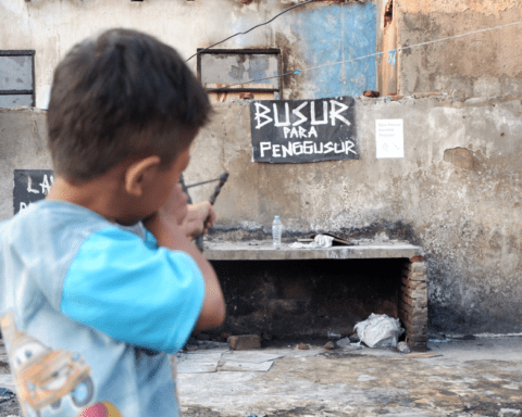 Anak Bara-baraya, Dede, saat bermain ketapel di “Ruang Ceria” yang digelar Aliansi Bara-baraya Bersatu pada 2022/Foto: Washilah