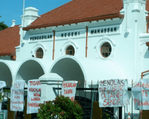 Penolakan warga Bara-baraya di depan Pengadilan Negeri Makassar jelang pembacaan putusan Derden Verzet, Selasa 13 Juni 2023/Foto: Washilah