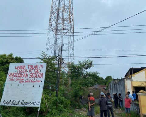 Potret menara telekomunikasi yang berdiri di lingkungan warga Tonyamang/Foto: LBH Makassar