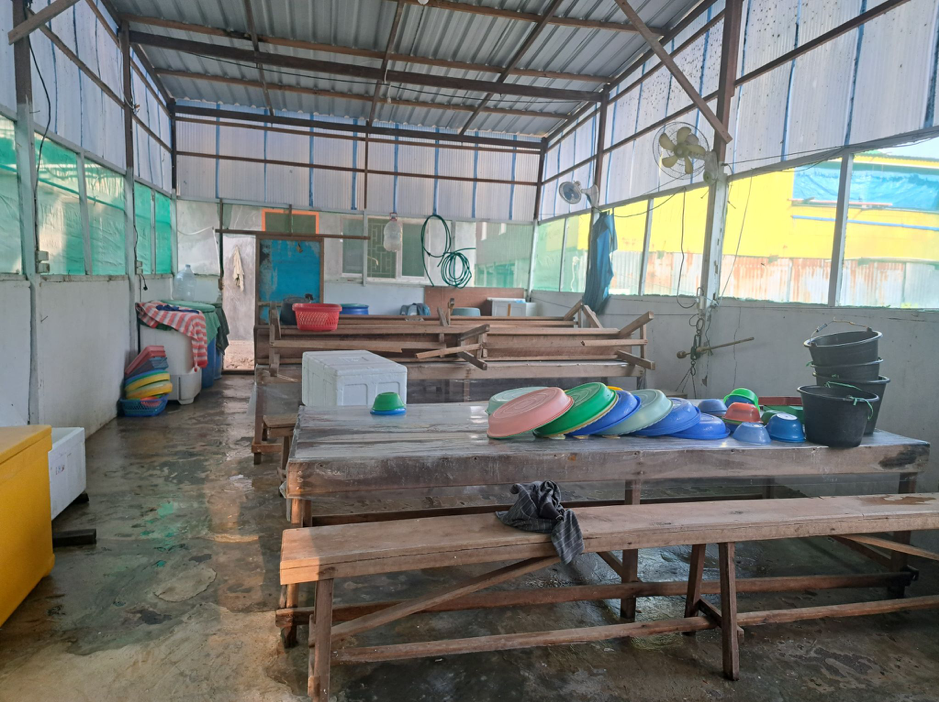 Suasana ruang kerja rumah pengupasan rajungan jika sedang tidak ada karyawan. Foto: M Rizaldi