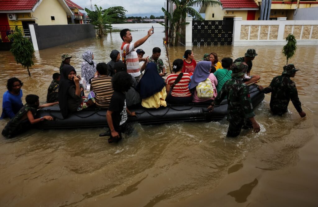 Evakuasi warga yang terperangkap banjir di Blok X Perumnas Antang/Arfa Zulkarnain dari CI