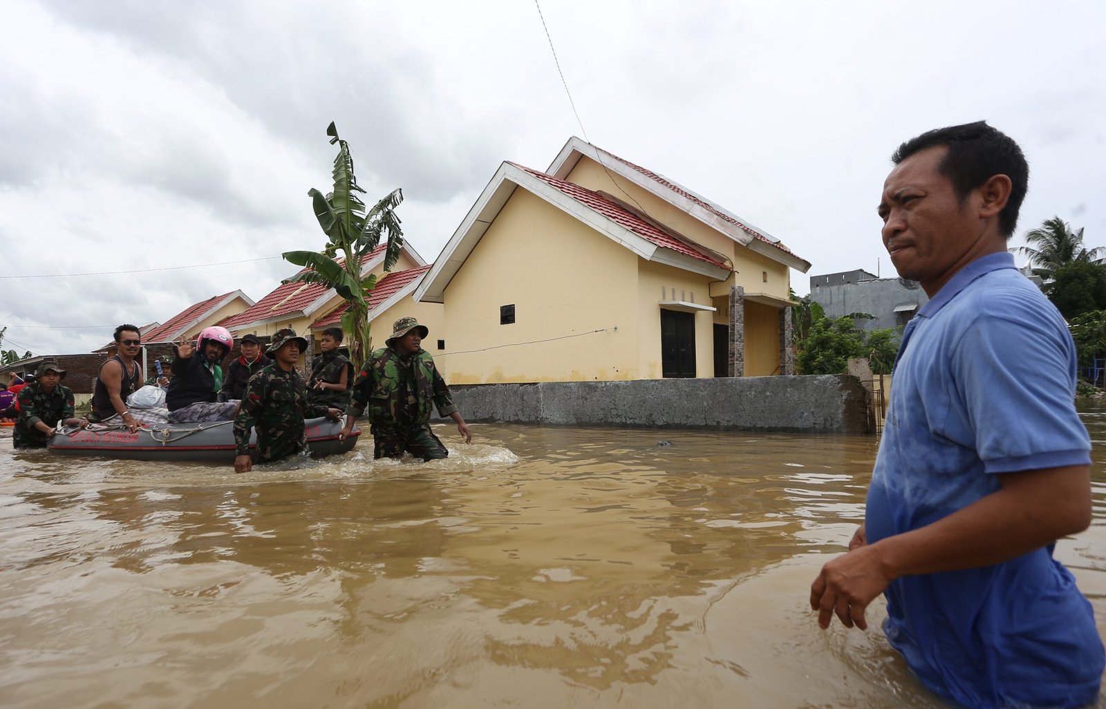 Evakuasi korban banjir di Blok X Perumnas Antang/Arfa Zulkarnain dari CI