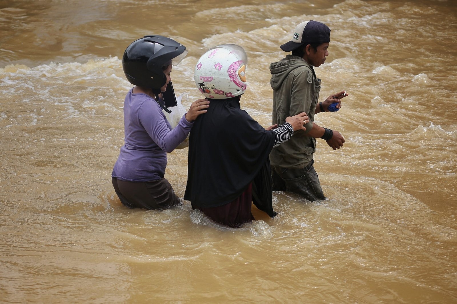 Warga korban banjir di Blok X Perumnas Antang berjibaku mengevakuasi diri/Arfa Zulkarnain dari CI