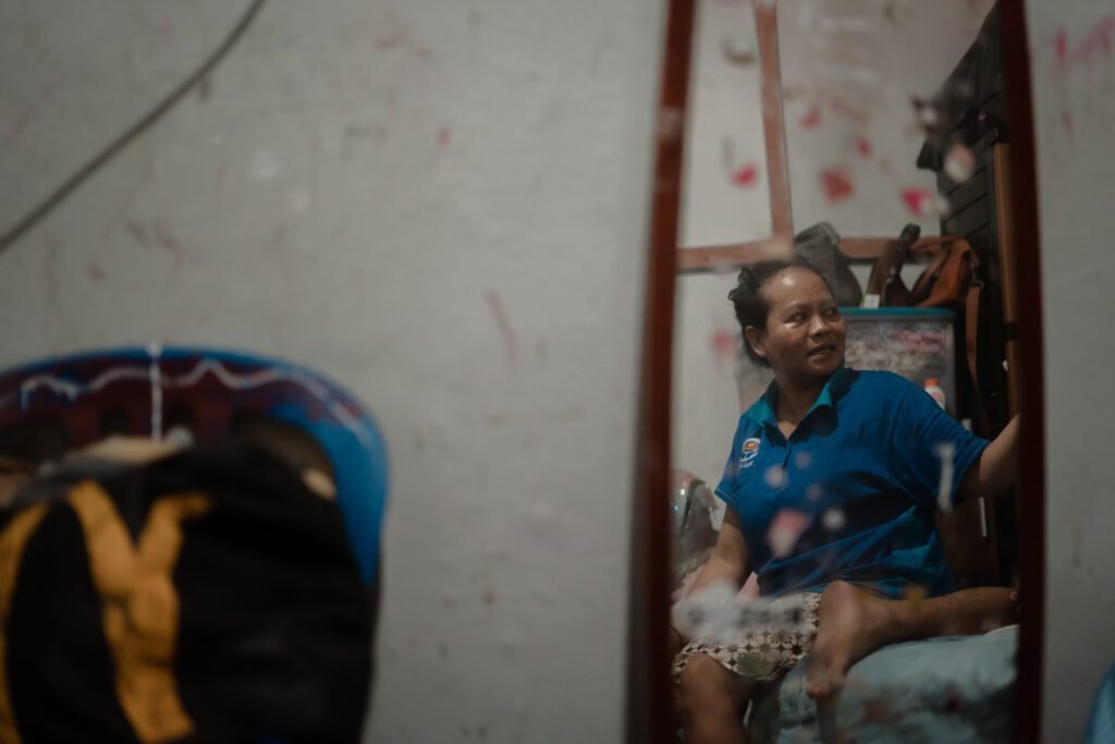Reniyanti (40), anak Anastasia di kamarnya. Dalam rumah Anastasia, ia tinggal dengan 8 orang anak, menantu, dan cucunya. Makassar, 18 Mei 2025/Foto: Aziziah Diah Aprilya