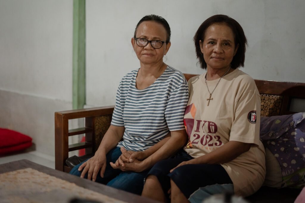 Anastasia Noeng (62) bersama adiknya, Yohana Noeng (53) di ruang tamu. Yohana yang tinggal di Labuan Bajo beberapa kali datang ke Makassar untuk menemani Anastasia. Makassar, 18 Mei 2025/ Foto: Aziziah Diah Aprilya