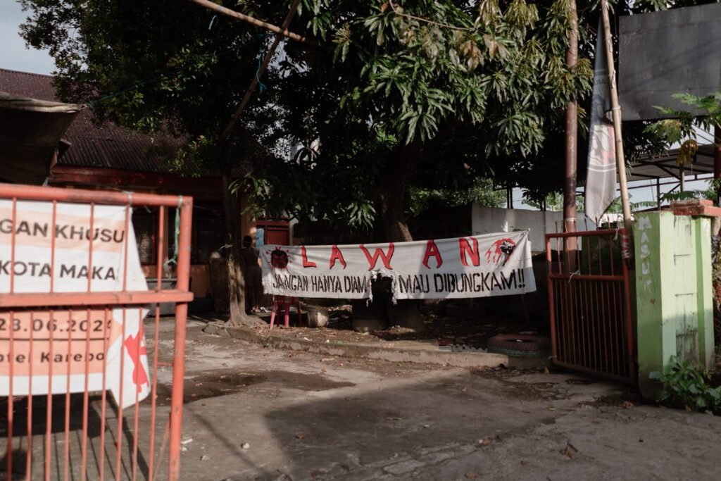 Posko Bara-baraya Bersatu yang berada di dekat rumah Anastasia. Dulu ini ialah kantor lurah. Kini para warga, mahasiswa, tenaga bantuan hukum, aktivis, dan jurnalis berkumpul di sana untuk melakukan kegiatan melawan penggusuran. Makassar, 18 Mei 2025/ Foto: Aziziah Diah Aprilya