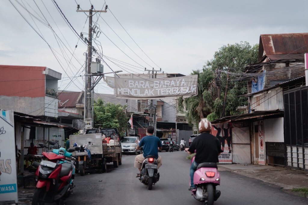 Spanduk "Bara-baraya Menolak Tergusur" di kabel listrik sekitar wilayah Bara-baraya. Makassar, 18 Mei 2025/ Foto: Aziziah Diah Aprilya