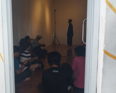 Mario sedang berputar-putar di atas alas kaki dengan cahaya kilatan yang terus menyala cepat (Matalantas)