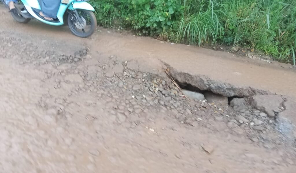 Kondisi jalan poros Moncongloe Bulu, Maros, rusak parah/Foto: Bollo.id