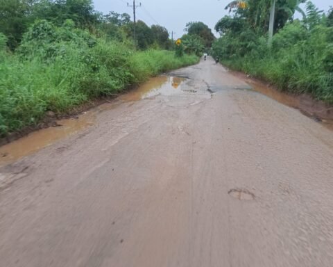 Kondisi jalan poros Moncongloe Bulu, Maros, rusak parah/Foto: Bollo.id