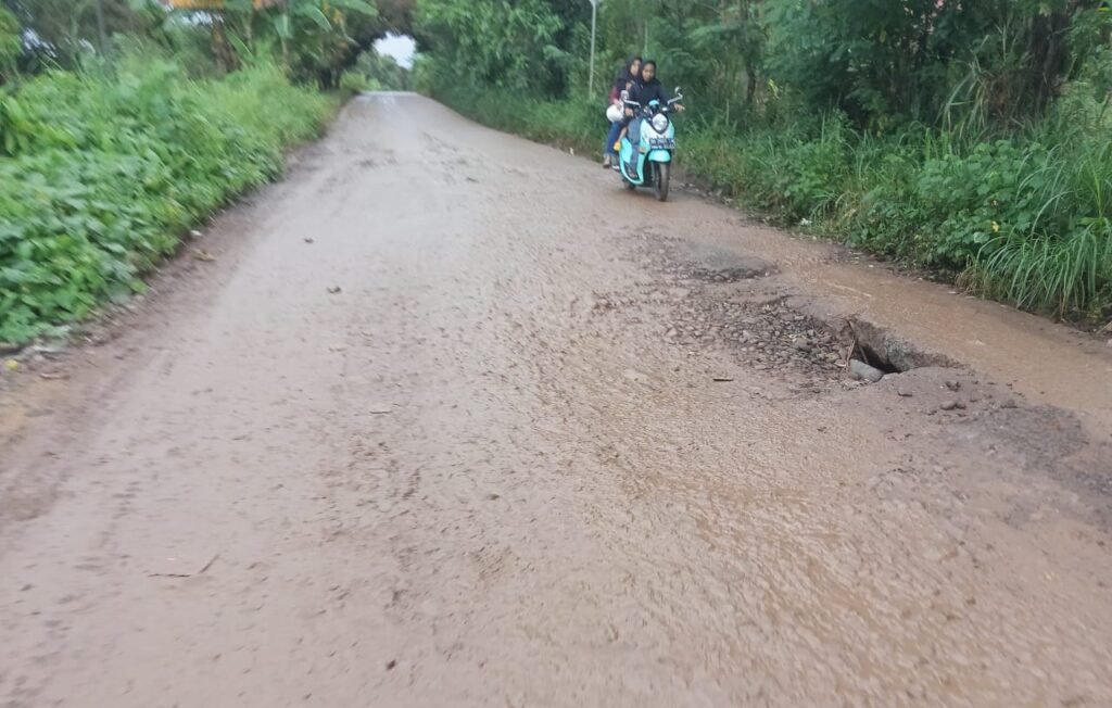 Kondisi jalan poros Moncongloe Bulu, Maros, rusak parah/Foto: Bollo.id