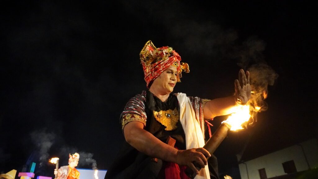 Pertunjukan Bissu dalam MIWF 2025 di Benteng Rotterdam Makassar/Foto: Ahmad Zulfiqar