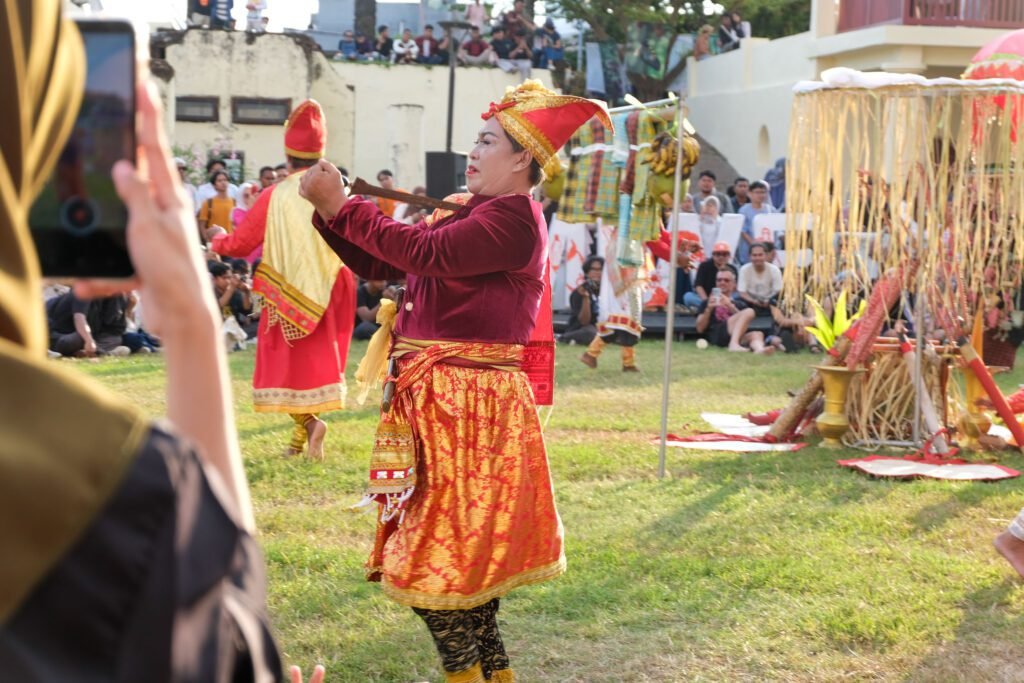 Pertunjukan Bissu dalam MIWF 2025 di Benteng Rotterdam Makassar/Foto: Ahmad Zulfiqar