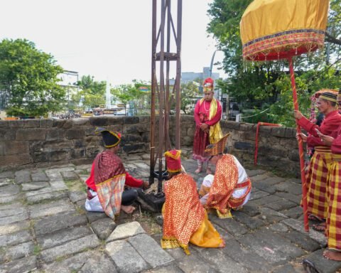 Pertunjukan Bissu dalam MIWF 2025 di Benteng Rotterdam Makassar/Foto: Ahmad Zulfiqar