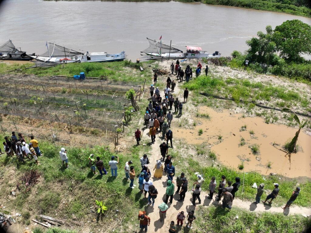 Pejabat otoritas di Pemkab Pinrang saat berkunjung ke lokasi pemukiman warga terdampak penambangan pasir muara Sungai Saddang/Foto: KPA Sulsel