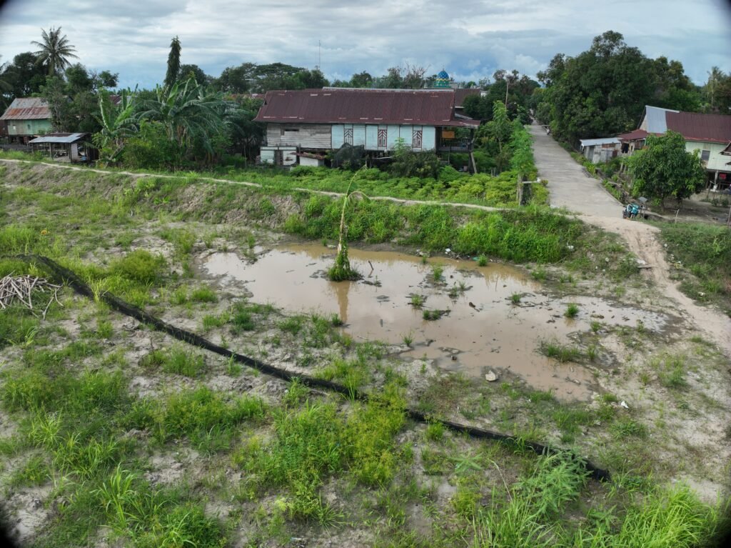 Potret lingkungan warga yang terdampak penambangan pasir di muara Sungai Saddang, Kabupaten Pinrang/Foto: KPA Sulsel