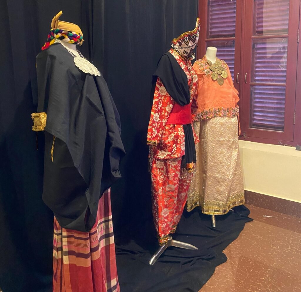 Baju adat yang dipamerkan dalam MIWF di Benteng Rotterdam Makassar/Foto: Putri Ayu Lestari/Bollo.id